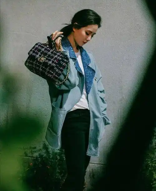 刘诗诗最新穿搭来了,一袭蓝色格纹露肩长裙,清新舒适又日常!