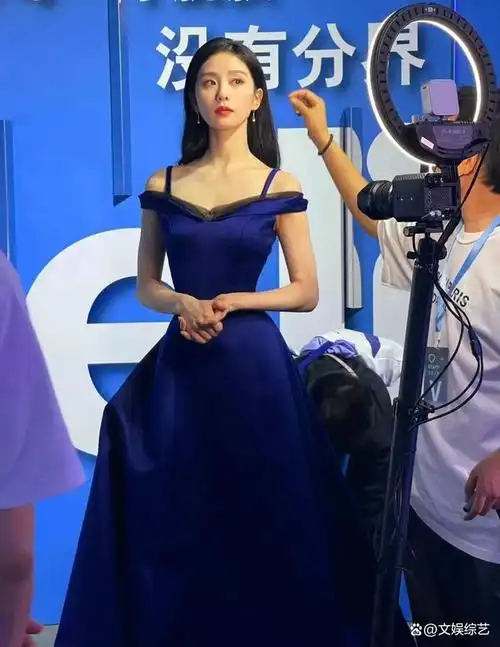 刘诗诗出席品牌活动,一袭蓝色长裙优雅迷人,惊艳全场
