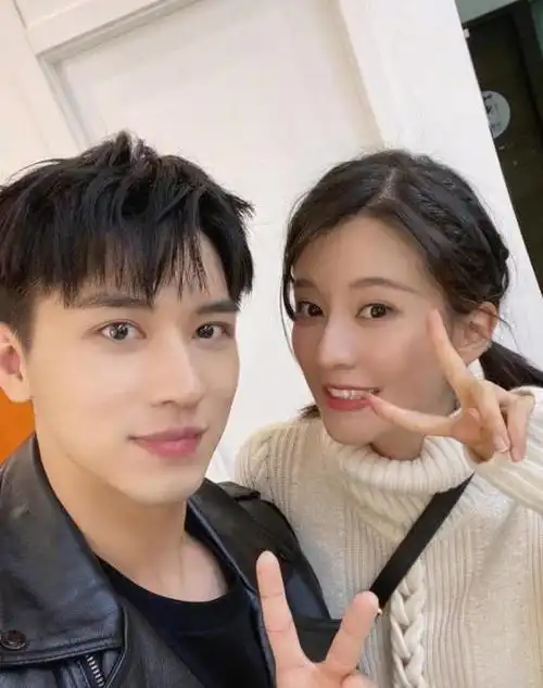 许魏洲卡点官宣结婚,和妻子共晒结婚证:人生有幸,唯你不变|景甜|绯闻