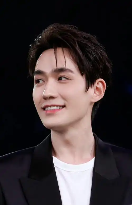 朱一龙笑起来好甜