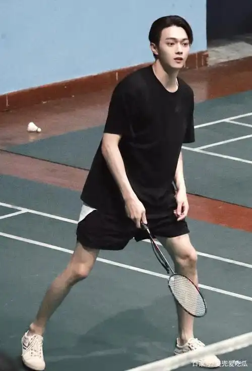 许凯近照暴瘦?小腿细成竹竿,身体健康令人担忧