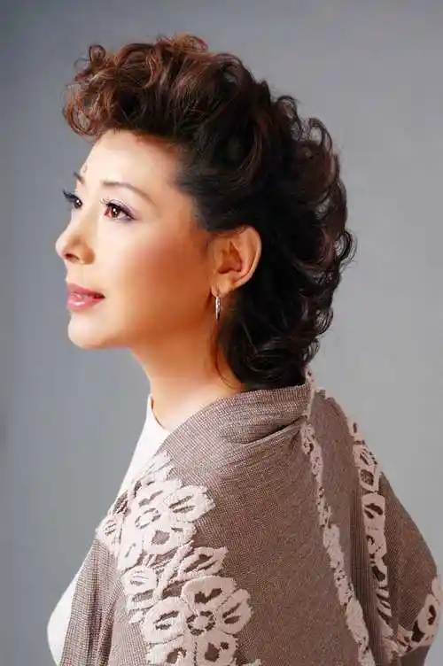 比起事业上的厚积薄发,在感情上,关牧村遭遇挫折之后重获幸福.