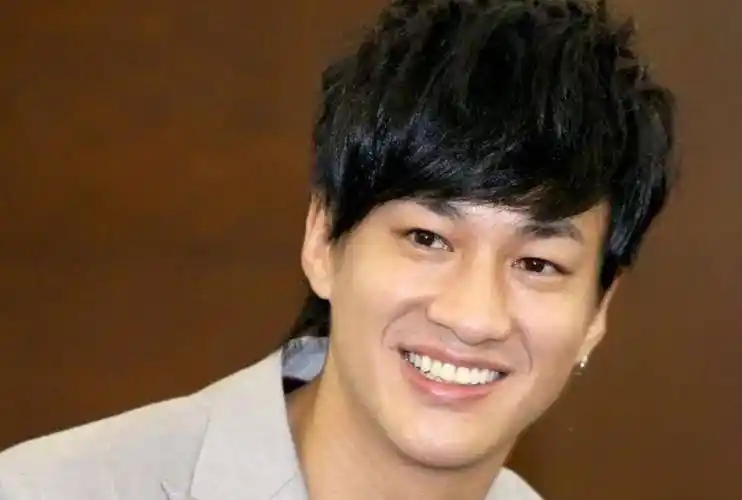 被孙俪拒绝的何润东,与柜姐恋爱长跑8年结婚,爸妈催生14年无果_徐克