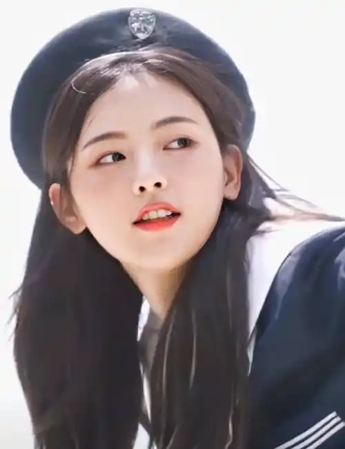 杨超越唯美海军风写真,身穿蓝色水手服,一张初恋脸模样清纯气质_美颜