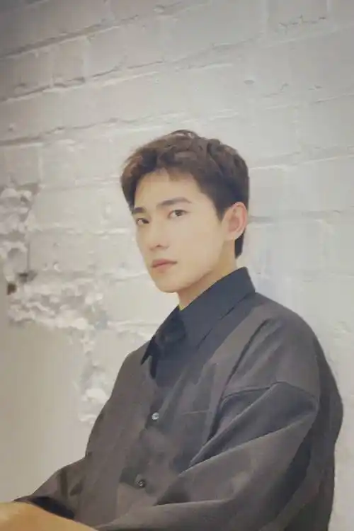 杨洋发九宫格自拍顶级帅哥骨相极好帅到让人窒息