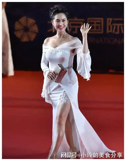 这些女星身高不够颜值来凑丰满身材就是最犀利的武器