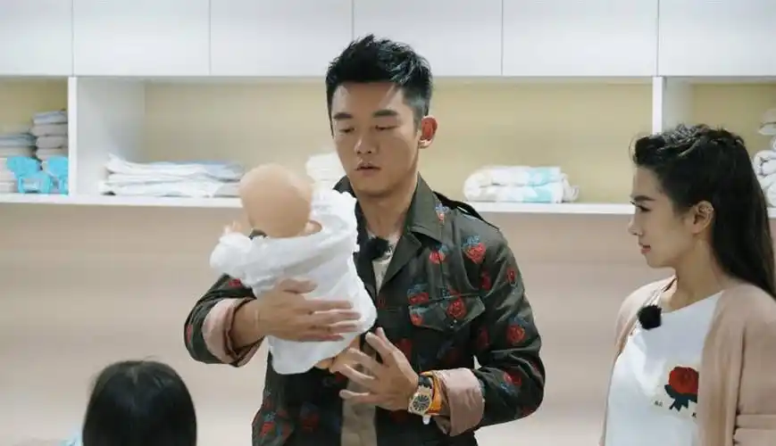 郑恺首谈当爸感受,曝女儿有强大干爹团,一切以女儿为中心_孩子_宝宝