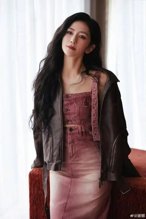 新浪娱乐讯 近日,谢娜工作室晒出一组时尚美照,并配文"夕阳光影映照酷