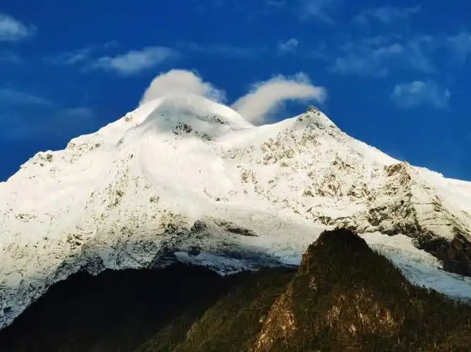 日照金山是梅里雪山最震撼雄伟的山峰十大最美山峰图片世界最美山峰