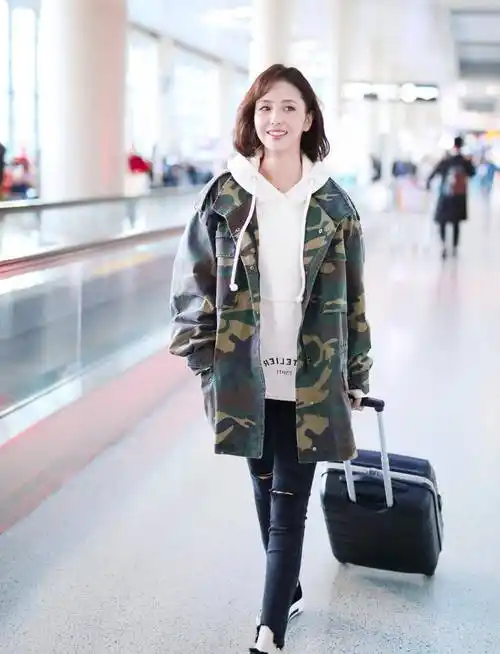 36岁佟丽娅穿白色卫衣现身机场,颜值高就是任性,搭牛仔裤也好看_仙女