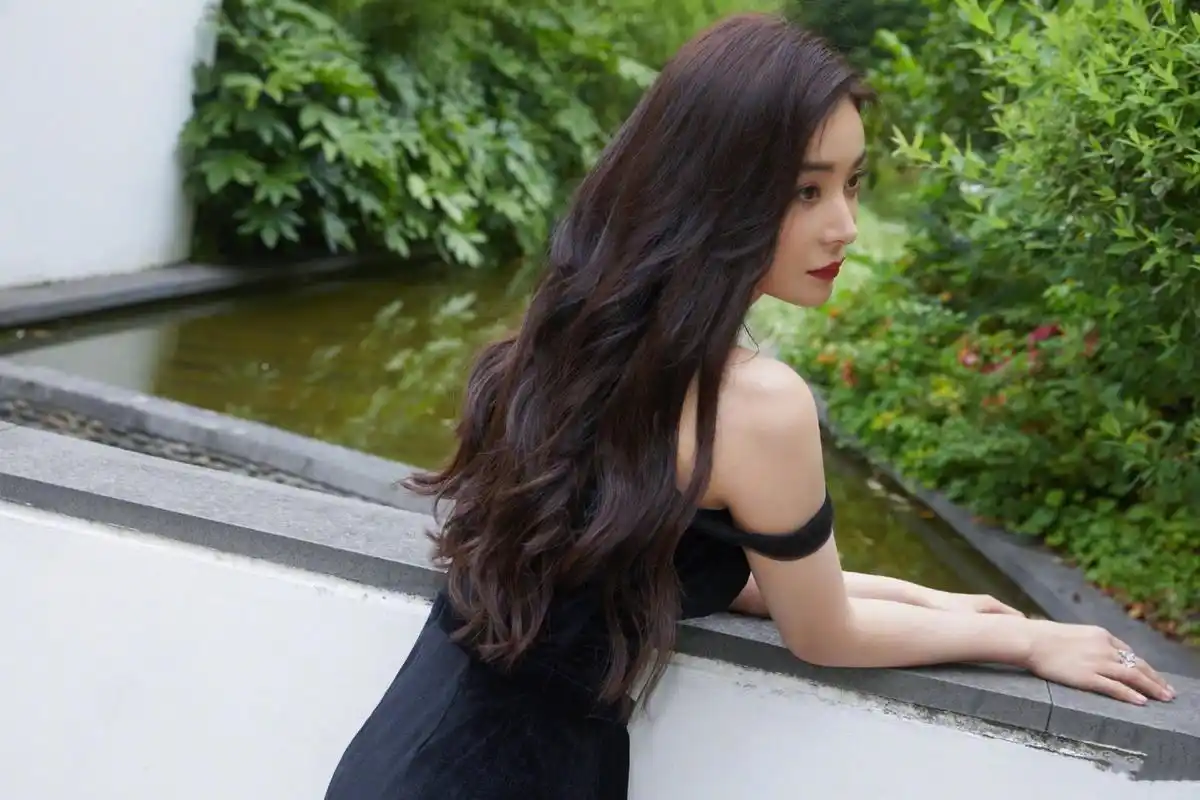 袁姗姗一字肩高开叉礼服,大气优雅迷人