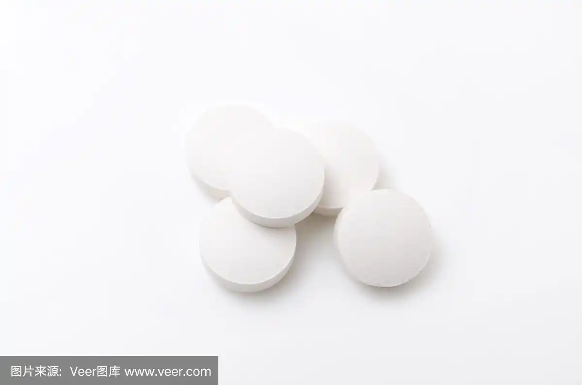 白色背景上的白色药片.