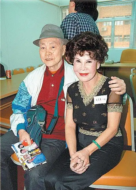 黄夏蕙说自己年轻貌美,裙下之臣无数,全因林蛟死缠烂打才答应追求.