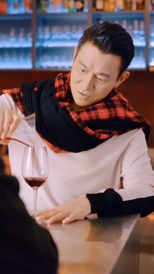 这次内容主要看华仔拿杯子的手势