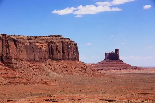 写美篇  大片的荒漠似乎占据美国西部相当的地盘,我们这两天一直在