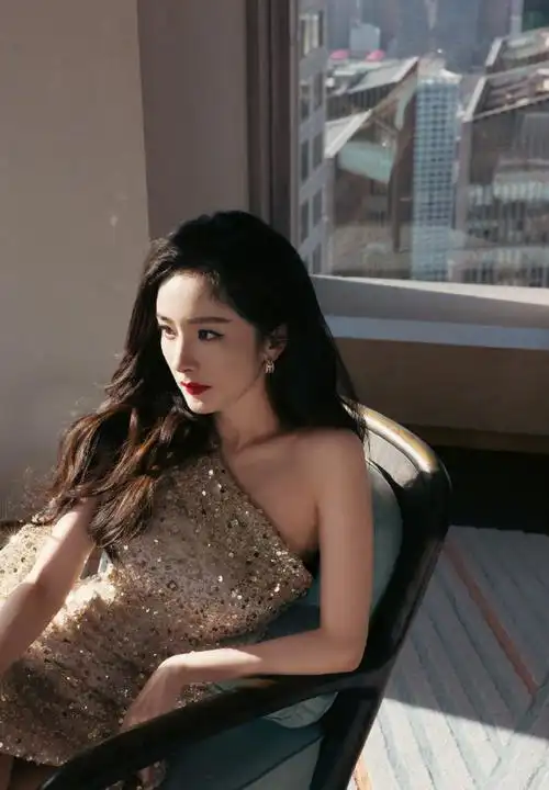 杨幂斜肩鎏金礼服造型图