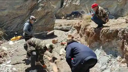 介:"淘金牛人"野外淘金,喜获狗头金,太惊喜了0:15:28在无人区河道探宝