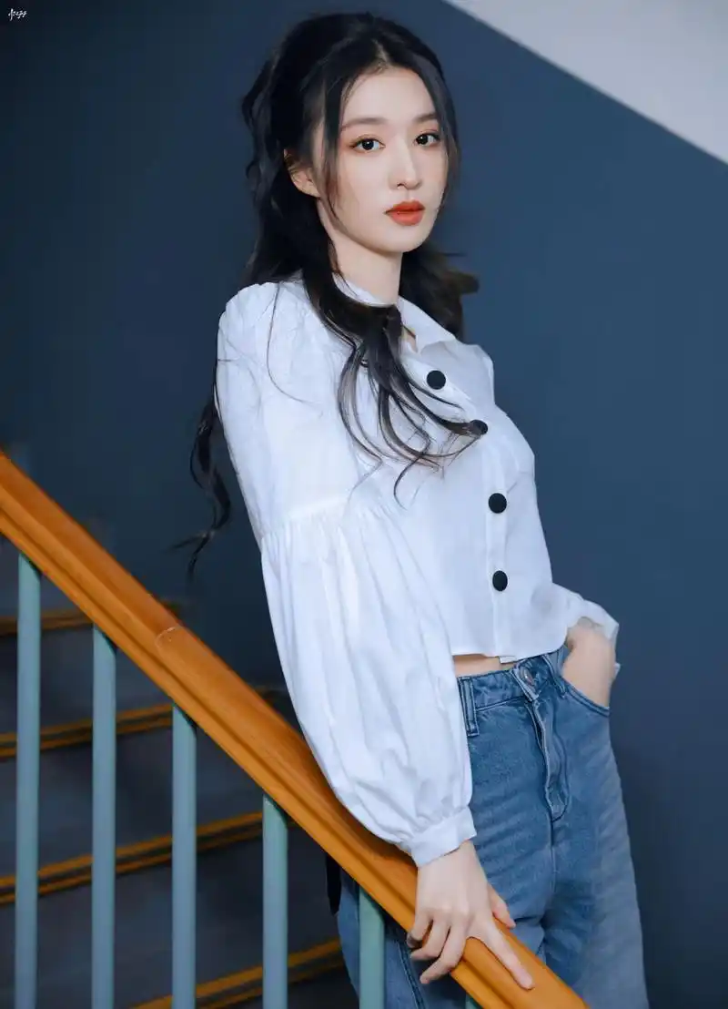 王楚然白衬衫 牛仔裤穿搭,果然是越素越美!