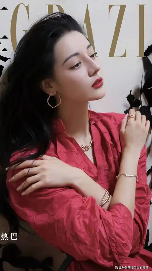 迪丽热巴红秀十一月刊封面释出,造型独特,蝴蝶振翅,美人令人惊艳!