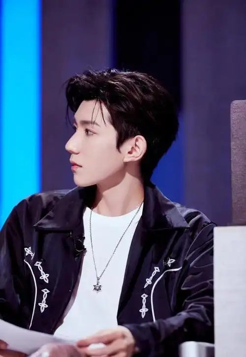 自小便踏入演艺圈的王源,如同众目睽睽下的明珠,一路被观众温柔的目光