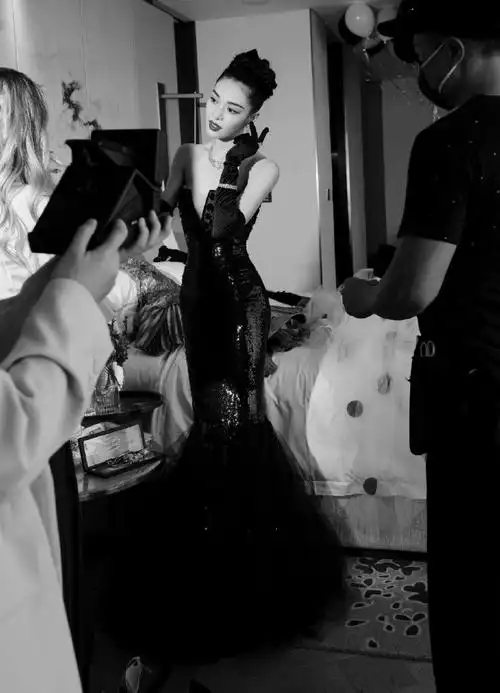 时尚芭莎慈善晚宴##钟楚曦黑白波点鱼尾裙