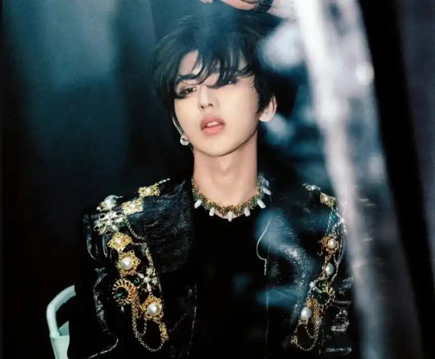 蔡徐坤和w女士接吻亲密照曝光,女方身份背景不简单,主动提分手