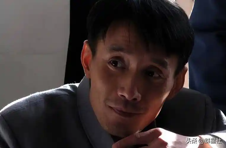 田小洁毕业后整天带着他的简历到处跑