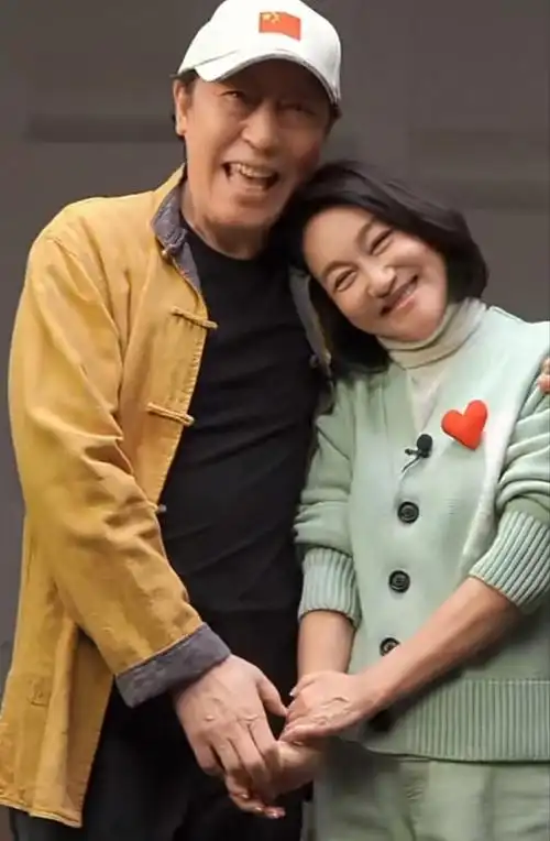 倪大红520晒幸福,晒和新妻子惠英红的合照,这表情太幸福了