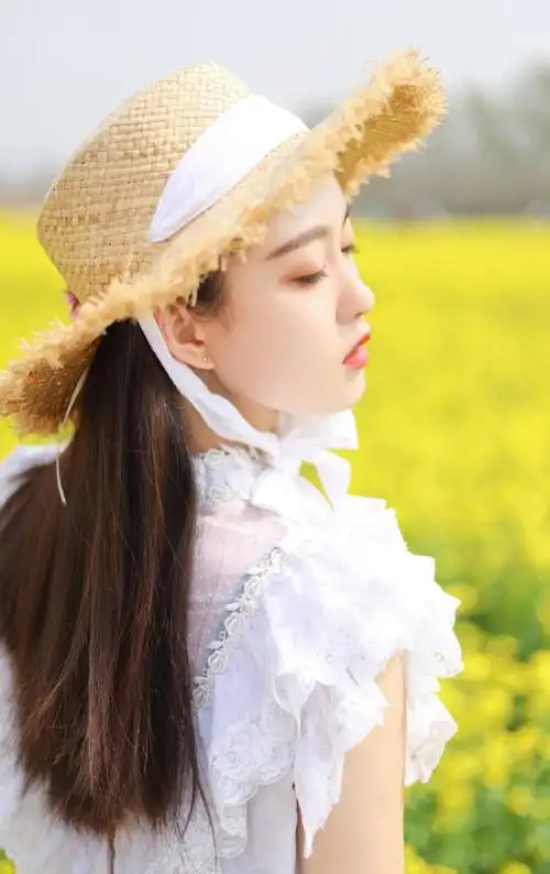日系草帽美女户外清新写真图片