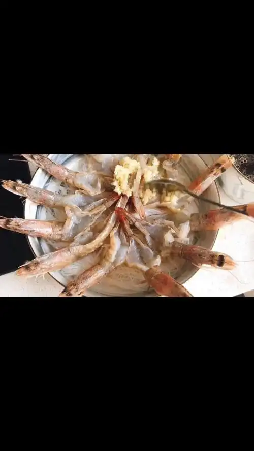 摆好大虾,虾要去虾线,然后从背部剪开,开背虾