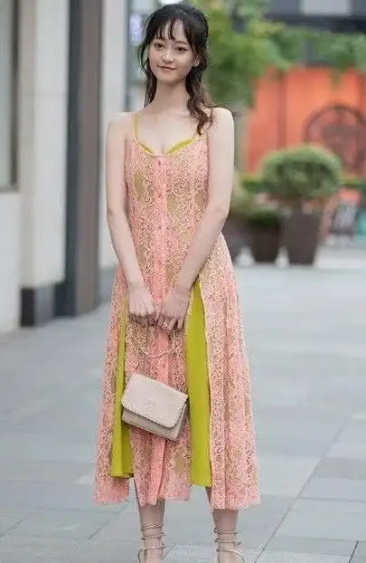 简洁唯美的连衣裙风姿绰约,展现别具优雅的气质女人味