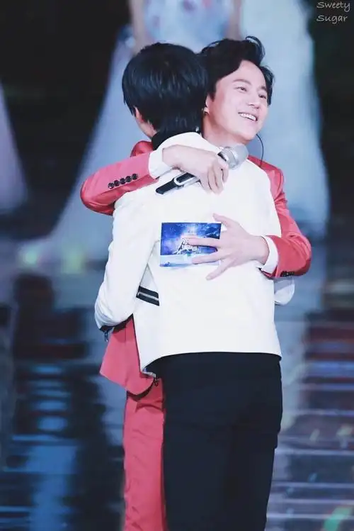 王俊凯拥抱了一个人网友误将背影认成王源