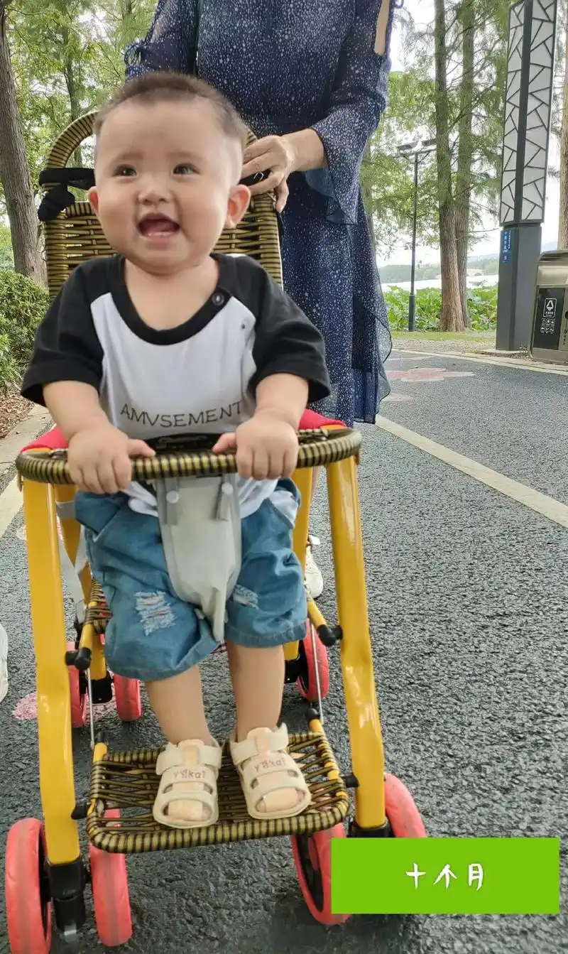 时间过得好快吖一转眼宝宝都十个月了
