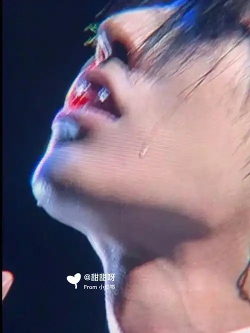 蔡徐坤演唱会壁纸坤坤哭了