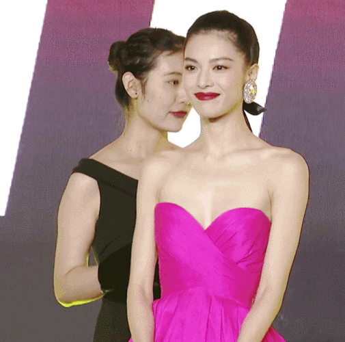 钟楚曦这套死亡芭比粉好亮眼!