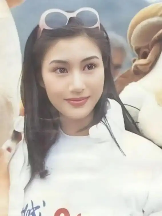李嘉欣:从年轻时的绝美容颜到与刘銮雄的分手揭秘