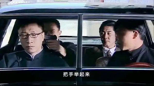 潜伏:余则成刚上车,背后就有人拿枪指头,这下有好戏看了|孙红雷|惊悚