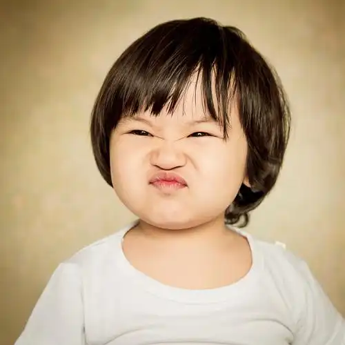 嗨童年|穿背带裤的小女孩