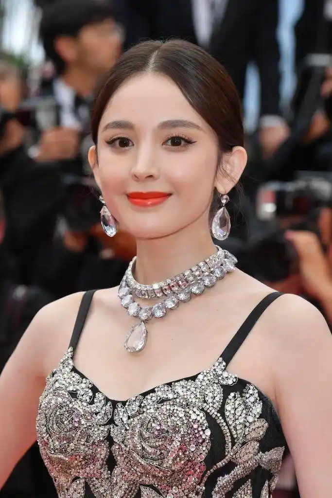 当地时间5月19日,古力娜扎受邀出席今年戛纳电影主竞赛单元入围影片