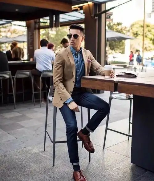 不管搭配什么鞋子脚踝处也要做得精细一些,这样能使造型更加分.