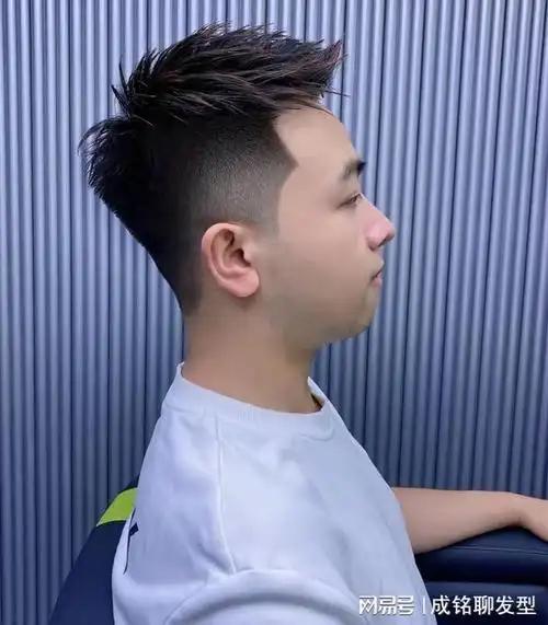 三款干练的男生短发,两边剪短中间打薄,精干利落又阳光帅气|发型|脸型