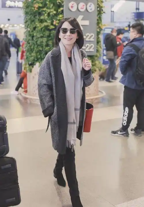 48岁俞飞鸿减掉十年长发,变波波头短发搭配大衣,意外减龄又时尚_白色