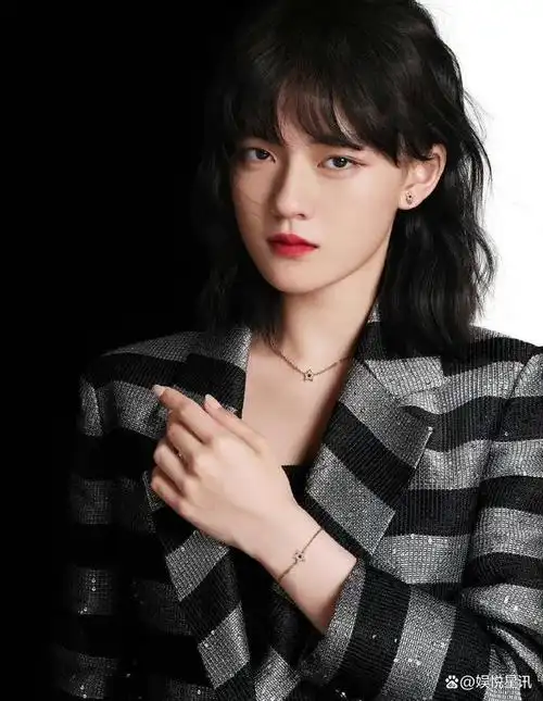 频频受到各大品牌青睐 年仅十九岁的文淇到底有何魅力