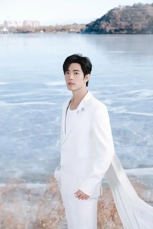 肖战今日网络视听盛典造型正式揭晓 ,白色西装搭配披风来自于