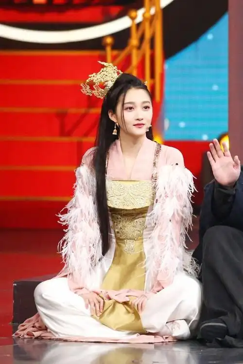 关晓彤古装扮相拂袖而舞红唇配红袍造型明艳气质佳