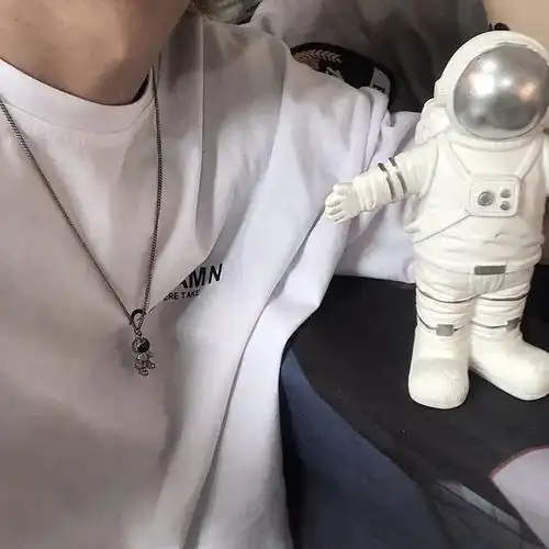 部位男生头像下午累的要命,晚上还要为情所困早上睡不醒,中午吃不够