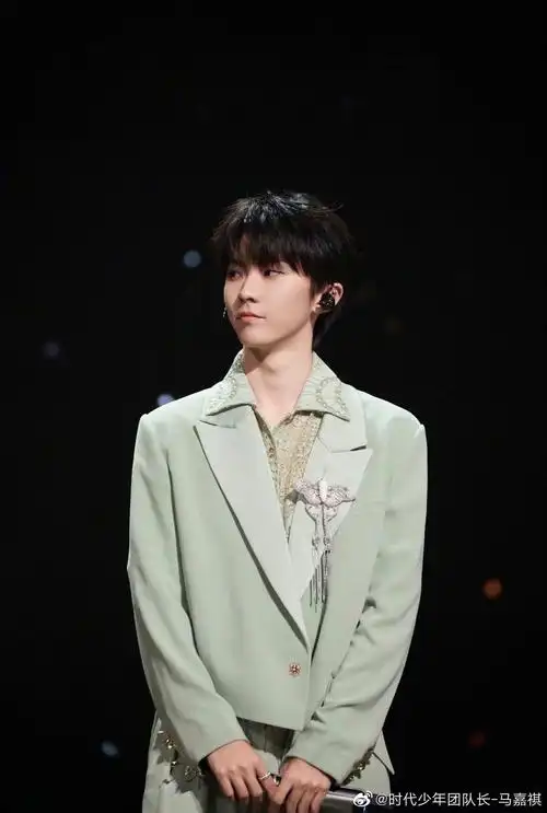 马嘉祺《声生不息》舞台剧照 豆绿色西装造型清爽大气……_高清图集