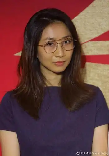 孙红雷妻子王骏迪出席红毯活动身材高挑气质好与那英有说有笑