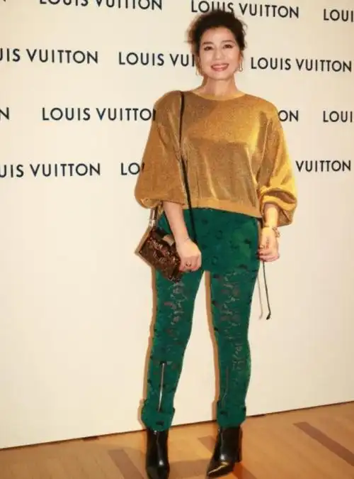 钟楚红太敢穿了穿蕾丝裤裙优雅又性感获张智霖牵手羡煞旁人