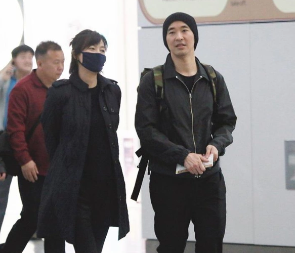徐静蕾,黄立行现身机场,7年情侣仍甜蜜